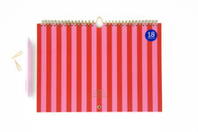 Laden Sie das Bild in den Galerie-Viewer, Fabrique 18 Month Family Planer 2025/2026 Stripes Pink von A-Journal – Familienagenda mit Wochenübersichten, Platz für 5 Personen, zahlreichen Checklisten, Spiraalbindung und FSC-Papier für den Zeitraum 30. Juni 2025 bis 3. Januar 2027.