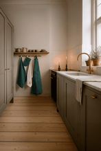 Laden Sie das Bild in den Galerie-Viewer, Geschirrtuch Christmas Fable Beige von Kähler, 70x50 cm, aus 74 % Baumwolle und 26 % Polyester, weihnachtliches Design in Beige.