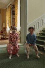 Laden Sie das Bild in den Galerie-Viewer, Glitzernder Hüpfball Glitter Lemon von Konges Sløjd mit Griff, 50 cm Durchmesser, inklusive Pumpe. Ideal zum Spielen drinnen und draußen für Kinder ab 3 Jahren.