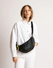 Laden Sie das Bild in den Galerie-Viewer, Padded Hip Bag Medium I Leo Splashes Navy/Olive