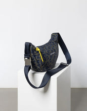 Laden Sie das Bild in den Galerie-Viewer, Padded Hip Bag Medium I Leo Splashes Navy/Olive