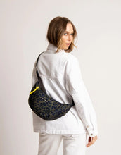 Laden Sie das Bild in den Galerie-Viewer, Padded Hip Bag Medium I Leo Splashes Navy/Olive