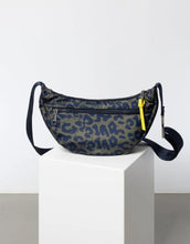 Laden Sie das Bild in den Galerie-Viewer, Padded Hip Bag Medium I Leo Splashes Navy/Olive