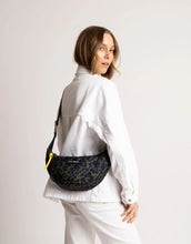 Laden Sie das Bild in den Galerie-Viewer, Padded Hip Bag Medium I Leo Splashes Navy/Olive