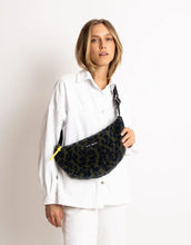 Laden Sie das Bild in den Galerie-Viewer, Teddy Hip Bag Medium I Leo Splashes Navy/Olive