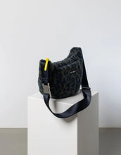 Laden Sie das Bild in den Galerie-Viewer, Teddy Hip Bag Medium I Leo Splashes Navy/Olive