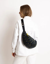 Laden Sie das Bild in den Galerie-Viewer, Teddy Hip Bag Medium I Leo Splashes Navy/Olive