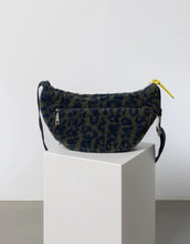 Laden Sie das Bild in den Galerie-Viewer, Teddy Hip Bag Medium I Leo Splashes Navy/Olive