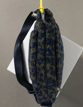 Laden Sie das Bild in den Galerie-Viewer, Teddy Hip Bag Medium I Leo Splashes Navy/Olive