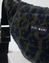 Laden Sie das Bild in den Galerie-Viewer, Teddy Hip Bag Medium I Leo Splashes Navy/Olive