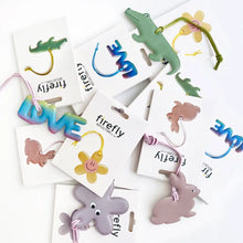 Laden Sie das Bild in den Galerie-Viewer, Reflektierender Taschenanhänger Crocodile von Firefly Reflectors – aus weichem, lederähnlichem Material mit verstellbarem Band, stylisches Accessoire für bessere Sichtbarkeit.