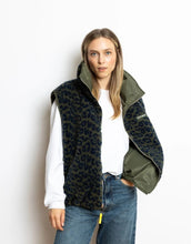 Laden Sie das Bild in den Galerie-Viewer, Bomber Wendeweste I Olive/Leo Navy-Olive