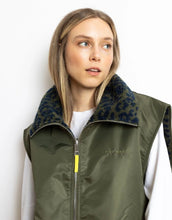 Laden Sie das Bild in den Galerie-Viewer, Bomber Wendeweste I Olive/Leo Navy-Olive