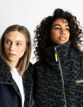 Laden Sie das Bild in den Galerie-Viewer, Bomber Wendeweste I Navy/Leo Navy-Olive