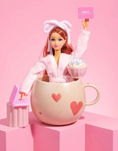 Laden Sie das Bild in den Galerie-Viewer, Großer, handgefertigter Becher mit Herzmotiv aus rosa glasiertem Steingut von Egg Back Home, 500 ml – einzigartiges Design mit glänzender Oberfläche.