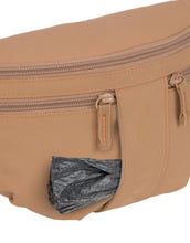 Laden Sie das Bild in den Galerie-Viewer, Leckerlitasche Emma in Almond von PALOPA – vielseitige Gassitasche mit Leckerlifach, Reißverschlussfach und Kotbeutelspender. Tragbar als Umhängetasche, Bauchtasche oder Schultertasche. Wetterfest & abwaschbar.