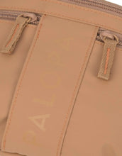 Laden Sie das Bild in den Galerie-Viewer, Leckerlitasche Emma in Almond von PALOPA – vielseitige Gassitasche mit Leckerlifach, Reißverschlussfach und Kotbeutelspender. Tragbar als Umhängetasche, Bauchtasche oder Schultertasche. Wetterfest & abwaschbar.