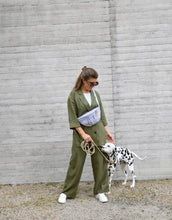 Laden Sie das Bild in den Galerie-Viewer, PALOPA Leckerlitasche Emma in Purple – funktionale Gassitasche mit abwaschbarem Leckerlifach, Reißverschlussfach & Kotbeutelspender. Tragbar als Crossbody oder Bauchtasche. Für Erwachsene.