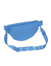 Laden Sie das Bild in den Galerie-Viewer, Leckerlitasche Emma in Sky Blue – multifunktionale Bauchtasche für Hundebesitzer:innen mit Leckerlifach, Reißverschlussfach und Kotbeutelspender. Wasserabweisend, abwaschbar und nachhaltig gefertigt aus recyceltem Polyester.