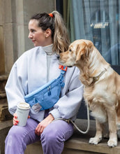 Laden Sie das Bild in den Galerie-Viewer, Leckerlitasche Emma in Sky Blue – multifunktionale Bauchtasche für Hundebesitzer:innen mit Leckerlifach, Reißverschlussfach und Kotbeutelspender. Wasserabweisend, abwaschbar und nachhaltig gefertigt aus recyceltem Polyester.
