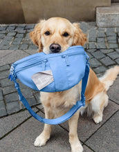 Laden Sie das Bild in den Galerie-Viewer, Leckerlitasche Emma in Sky Blue – multifunktionale Bauchtasche für Hundebesitzer:innen mit Leckerlifach, Reißverschlussfach und Kotbeutelspender. Wasserabweisend, abwaschbar und nachhaltig gefertigt aus recyceltem Polyester.
