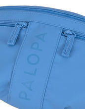 Laden Sie das Bild in den Galerie-Viewer, Leckerlitasche Emma in Sky Blue – multifunktionale Bauchtasche für Hundebesitzer:innen mit Leckerlifach, Reißverschlussfach und Kotbeutelspender. Wasserabweisend, abwaschbar und nachhaltig gefertigt aus recyceltem Polyester.