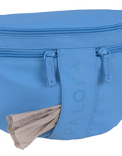 Laden Sie das Bild in den Galerie-Viewer, Leckerlitasche Emma in Sky Blue – multifunktionale Bauchtasche für Hundebesitzer:innen mit Leckerlifach, Reißverschlussfach und Kotbeutelspender. Wasserabweisend, abwaschbar und nachhaltig gefertigt aus recyceltem Polyester.