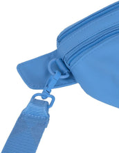 Laden Sie das Bild in den Galerie-Viewer, Leckerlitasche Emma in Sky Blue – multifunktionale Bauchtasche für Hundebesitzer:innen mit Leckerlifach, Reißverschlussfach und Kotbeutelspender. Wasserabweisend, abwaschbar und nachhaltig gefertigt aus recyceltem Polyester.