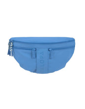 Laden Sie das Bild in den Galerie-Viewer, Leckerlitasche Emma in Sky Blue – multifunktionale Bauchtasche für Hundebesitzer:innen mit Leckerlifach, Reißverschlussfach und Kotbeutelspender. Wasserabweisend, abwaschbar und nachhaltig gefertigt aus recyceltem Polyester.