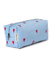 Laden Sie das Bild in den Galerie-Viewer, Studio Noos Kosmetiktasche Puffy Light Blue Hearts mit hellblauem Herzmuster.