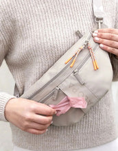Laden Sie das Bild in den Galerie-Viewer, Leckerlibeutel Emma in Taupe – vielseitige Bauchtasche für Hundebesitzer:innen mit Leckerlifach, Kotbeutelspender und Reißverschlussfach. Wasserabweisend, pflegeleicht und nachhaltig gefertigt aus recyceltem Polyester.