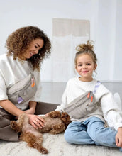 Laden Sie das Bild in den Galerie-Viewer, Leckerlibeutel Emma in Taupe – vielseitige Bauchtasche für Hundebesitzer:innen mit Leckerlifach, Kotbeutelspender und Reißverschlussfach. Wasserabweisend, pflegeleicht und nachhaltig gefertigt aus recyceltem Polyester.