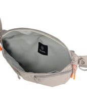 Laden Sie das Bild in den Galerie-Viewer, Leckerlibeutel Emma in Taupe – vielseitige Bauchtasche für Hundebesitzer:innen mit Leckerlifach, Kotbeutelspender und Reißverschlussfach. Wasserabweisend, pflegeleicht und nachhaltig gefertigt aus recyceltem Polyester.