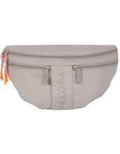 Laden Sie das Bild in den Galerie-Viewer, Leckerlibeutel Emma in Taupe – vielseitige Bauchtasche für Hundebesitzer:innen mit Leckerlifach, Kotbeutelspender und Reißverschlussfach. Wasserabweisend, pflegeleicht und nachhaltig gefertigt aus recyceltem Polyester.