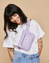 Laden Sie das Bild in den Galerie-Viewer, Hindbag Fanny Pack Harry in Flieder mit rechteckiger Form und zwei Reißverschlusstaschen.