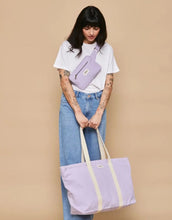 Laden Sie das Bild in den Galerie-Viewer, Hindbag Fanny Pack Harry in Flieder mit rechteckiger Form und zwei Reißverschlusstaschen.