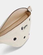 Laden Sie das Bild in den Galerie-Viewer, Hindbag Fanny Pack Olivia Punkte Ecru mit gepunktetem Muster und verstellbarem Gurt.
