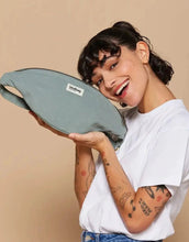 Laden Sie das Bild in den Galerie-Viewer, Große Fanny Pack Sasha L von Hindbag in Salbei aus GOTS-zertifizierter Bio-Baumwolle mit Außen- und Innentasche und verstellbarem Schultergurt.