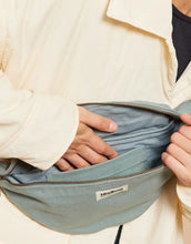 Laden Sie das Bild in den Galerie-Viewer, Große Fanny Pack Sasha L von Hindbag in Salbei aus GOTS-zertifizierter Bio-Baumwolle mit Außen- und Innentasche und verstellbarem Schultergurt.