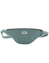 Laden Sie das Bild in den Galerie-Viewer, Große Fanny Pack Sasha L von Hindbag in Salbei aus GOTS-zertifizierter Bio-Baumwolle mit Außen- und Innentasche und verstellbarem Schultergurt.