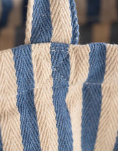 Laden Sie das Bild in den Galerie-Viewer, Baumwollbeutel Natur mit kornblauen Streifen von Kado Design.