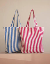 Laden Sie das Bild in den Galerie-Viewer, Baumwollbeutel Natur mit kornblauen Streifen von Kado Design.