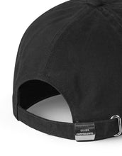 Laden Sie das Bild in den Galerie-Viewer, Mads Nørgaard Baseballcap Soft Twill Cash in Schwarz mit Logo vorne.