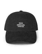 Laden Sie das Bild in den Galerie-Viewer, Mads Nørgaard Baseballcap Soft Twill Cash in Schwarz mit Logo vorne.Mads Nørgaard Baseballcap Soft Twill Cash in Schwarz mit Logo vorne.