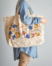 Laden Sie das Bild in den Galerie-Viewer, Bloomingville Einkaufstasche Anniversary aus Baumwolle mit grafischem Print in warmen Farben.