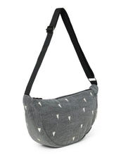 Laden Sie das Bild in den Galerie-Viewer, Studio Noos Fanny Pack Denim Grey Hearts – kompakte Bauchtasche aus 100 % Baumwolle, vielseitig tragbar als Hüfttasche oder crossbody, modernes Herz-Design, Maße 39x20x11 cm.