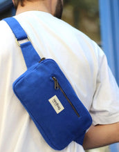 Laden Sie das Bild in den Galerie-Viewer, Fanny Pack Harry von Hindbag in Electric Blue, aus GOTS-zertifizierter Bio-Baumwolle, rechteckig mit zwei Reißverschlusstaschen und verstellbarem Gurt.