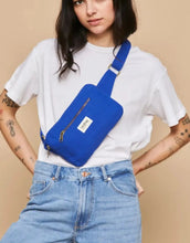 Laden Sie das Bild in den Galerie-Viewer, Fanny Pack Harry von Hindbag in Electric Blue, aus GOTS-zertifizierter Bio-Baumwolle, rechteckig mit zwei Reißverschlusstaschen und verstellbarem Gurt.