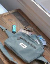 Laden Sie das Bild in den Galerie-Viewer, Fanny Pack Harry von Hindbag in Salbei, aus GOTS-zertifizierter Bio-Baumwolle, rechteckig mit zwei Reißverschlusstaschen und verstellbarem Gurt.