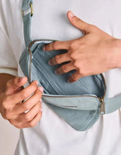 Laden Sie das Bild in den Galerie-Viewer, Fanny Pack Harry von Hindbag in Salbei, aus GOTS-zertifizierter Bio-Baumwolle, rechteckig mit zwei Reißverschlusstaschen und verstellbarem Gurt.